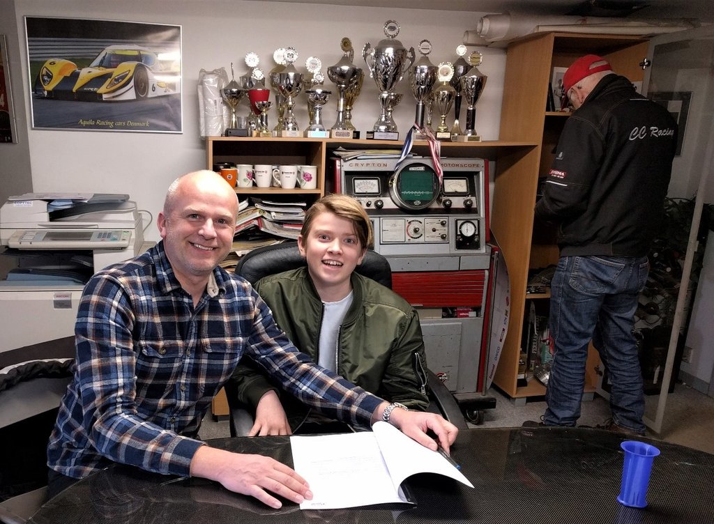 Glæde og forventning lyser ud af Brian og Magnus Taulborg – i baggrund er farfar Allan Taulborg gået på opdagelse i et skab ved Aquila Racing Cars i Gram. Pokalerne i baggrunden tilhører Dan Suenson (Chef for Aquila Racing Cars) – sådan nogen skal du da også have Magnus!